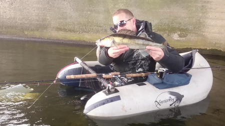 Deze snoekbaars werd gevangen met de dode aasvis en Magic Bait Float nog in de bek. (gevangen door Niels)